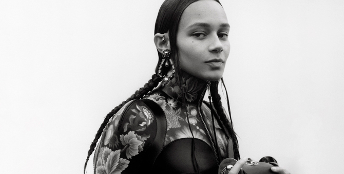 Платья-доспехи на фоне скал в весенней кампании Alexander McQueen