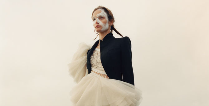 Море за распахнутыми окнами в весенней кампании Alexander McQueen