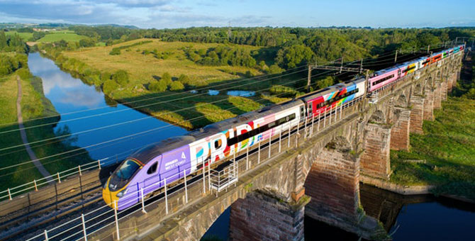 В Великобритании запустили прайд-поезд с ЛГБТ-машинистами