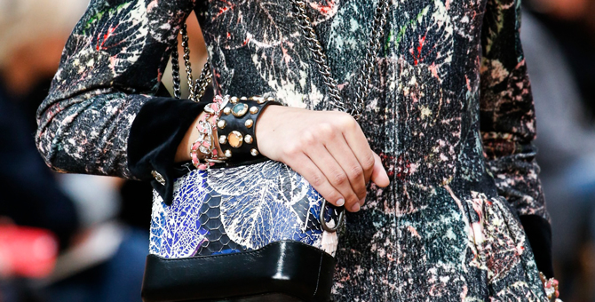 Что не так с отказом Chanel от использования кожи экзотических животных