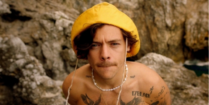 Гарри Стайлз выпустил клип на трек «Golden»