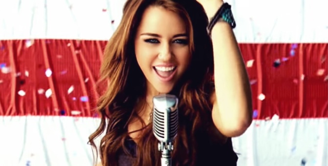 Песня Майли Сайрус «Party in the U.S.A.» снова попала в чарты на фоне победы Джо Байдена