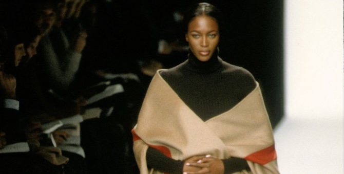 Michael Kors перевыпустит любимую накидку Наоми Кэмпбелл из коллекции 1999 года