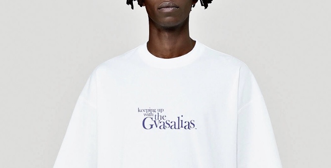 Vetements выпустил футболку с пародией на шоу Кардашьян