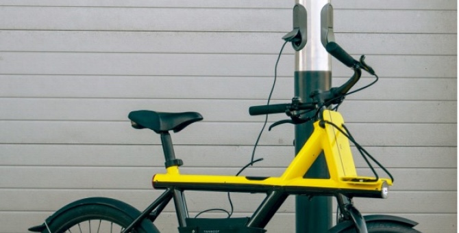В Нидерландах уличные пепельницы переделают в зарядные станции для электровелосипедов