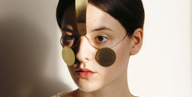 Польские дизайнеры создали украшение-маску, которое мешает камере распознать лицо