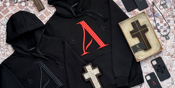 Кафе-трапезная Antipa выпустила худи и подвески