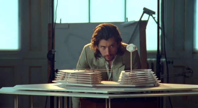 Arctic Monkeys выпустила сюрреалистичный клип на песню «Four Out Of Five»