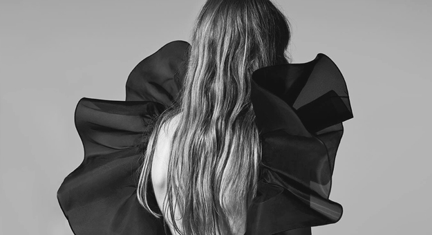 Эди Слиман показал приглашения на показ и подарил еще одну сумку Celine