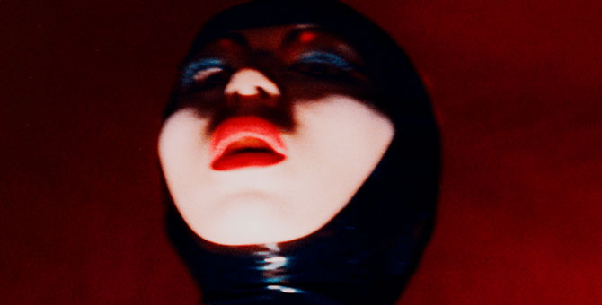 Comme des Garçons показал кампанию нового аромата Rouge