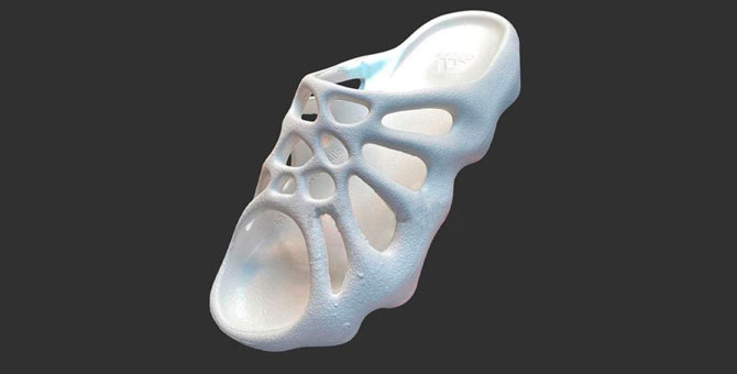 Новые сланцы Yeezy сравнили с паутиной