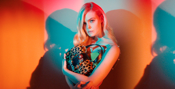 Эль Фаннинг играет в шахматы духами и собирает с неба звезды в кампании Miu Miu