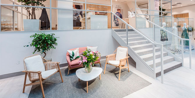 H&M открыл магазин нового формата в Германии — с йогой, кафе и садиком