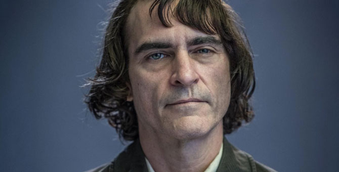 Хоакин Феникс прервал интервью после вопроса о насилии в «Джокере»