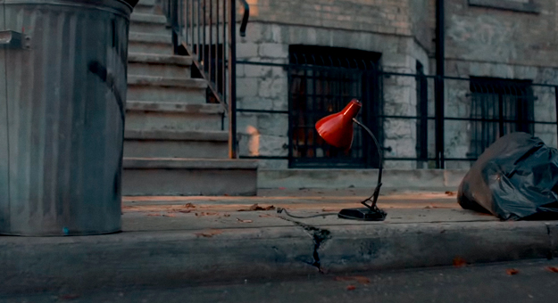 IKEA сняла новую версию знаменитой рекламы с лампой