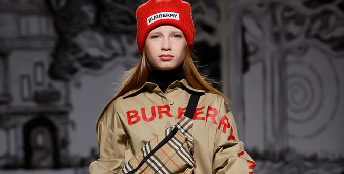 Сеть салонов «Кенгуру» провела модный показ на тему «Алисы в Стране чудес»