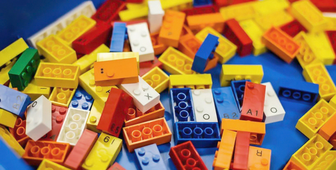 Lego выпустил конструктор, обучающий азбуке Брайля