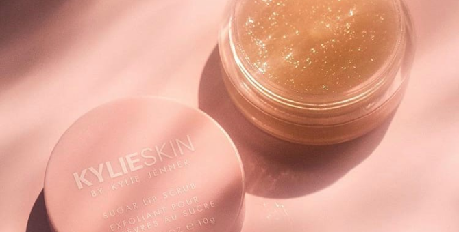 Кайли Дженнер представила новый скраб для губ