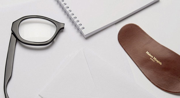 Закладка-таби и белые матрешки в коллекции аксессуаров для дома от Maison Margiela