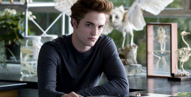 Роберт Паттинсон вернулся к роли вампира на шоу «Late Night»