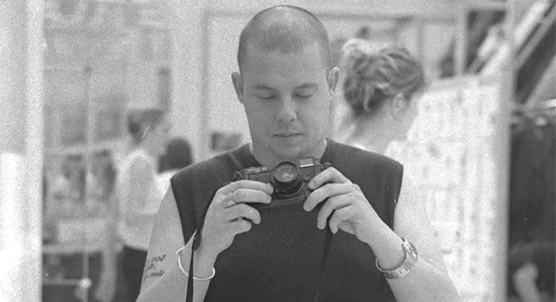 Вышел новый трейлер документального фильма об Александре Маккуине