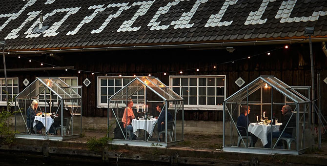 Ресторан в Амстердаме установил теплицы для соблюдения социального дистанцирования