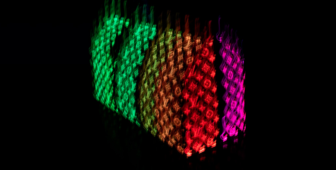 Как выглядят сумки Вирджила Абло для Louis Vuitton с оптическим волокном