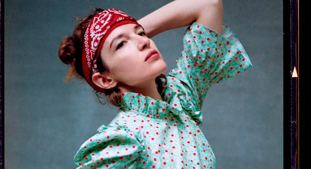 Простые платья с рюшами: как бренд Batsheva стал сенсацией в Нью-Йорке