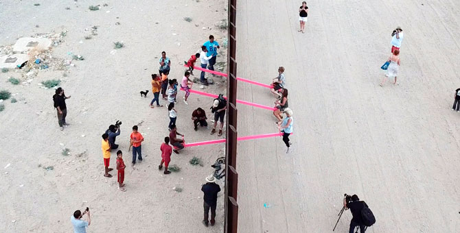 Розовые качели на границе США и Мексики признали «Дизайном года»