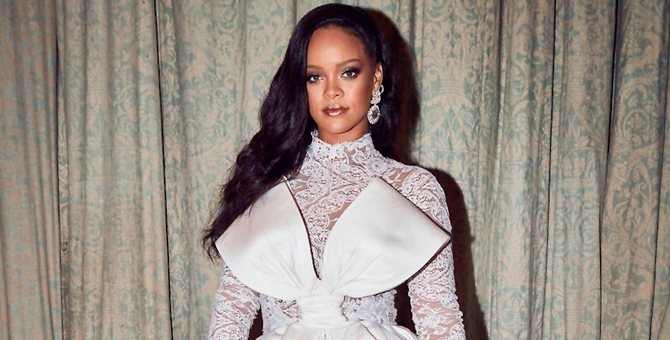 Рианна подала в суд на отца за использование их общей фамилии в названии компании