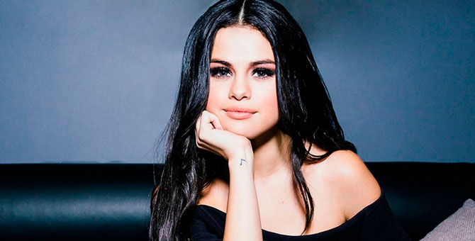 Селена Гомес придумала лук «инкогнито в Париже»