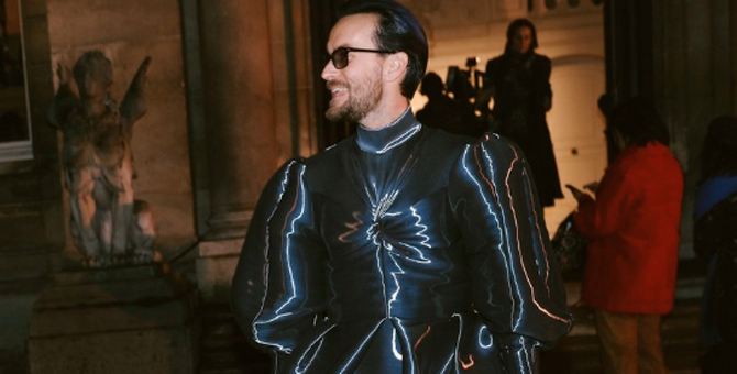 Неизвестный мужчина в платье привлек внимание гостей кутюрного шоу Valentino