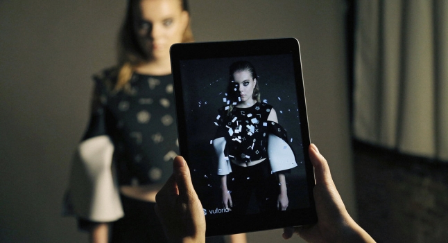 Wearable Media делает одежду, чувствительную к астероидам, соцсетям и глобальному потеплению