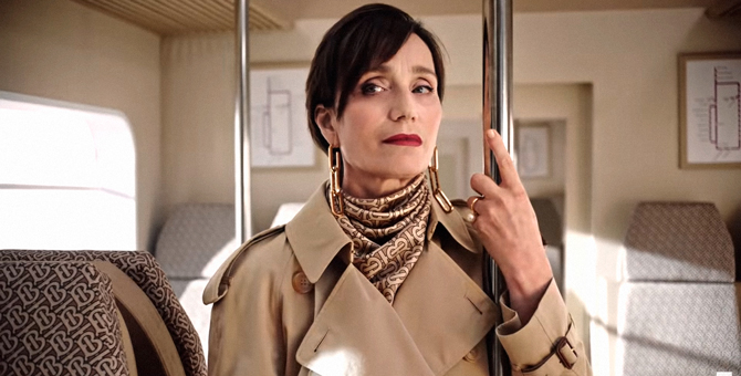 Эксцентричное британское Рождество в видеокампании Burberry