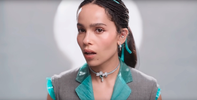 Зои Кравиц попадает в сказку в праздничном видео Tiffany & Co.