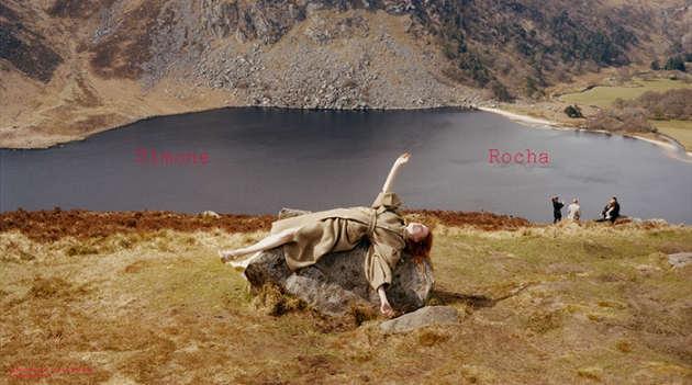 Спящая на улексе модель в кампании Simone Rocha