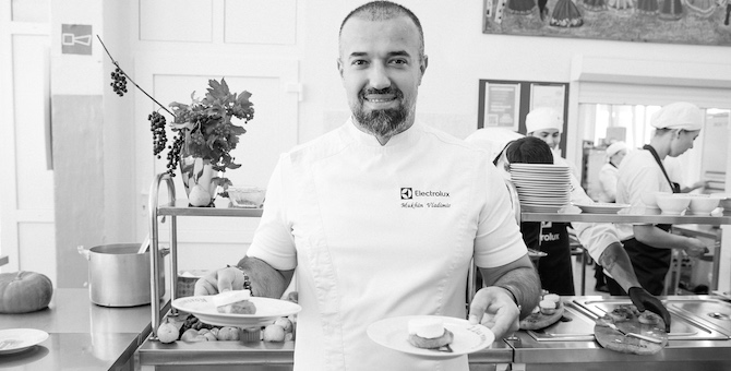 Владимир Мухин провел мастер-класс в школьной столовой