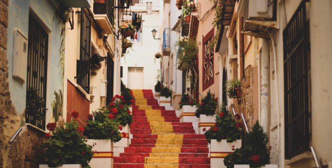 Испания разрешила въезд всем иностранным туристам с ПЦР-тестом