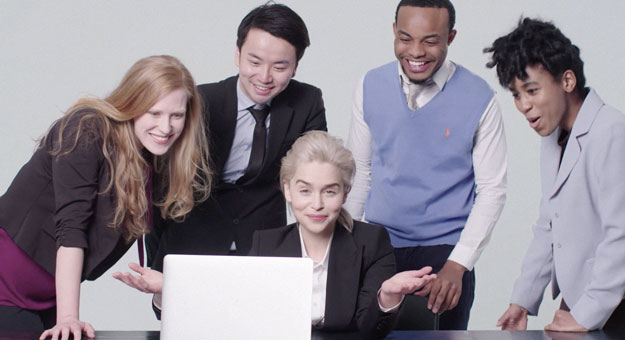 Эмилия Кларк снялась в образе бизнес-леди со стоковых фотографий