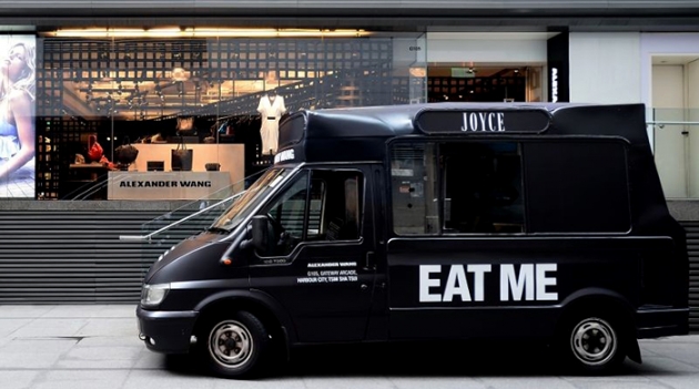 Александр Ванг раздает мороженое