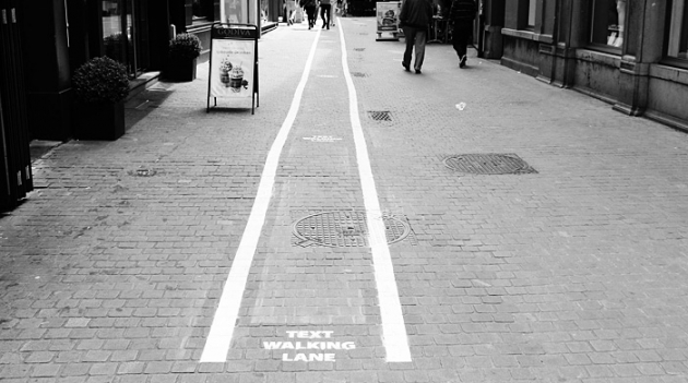 В Бельгии сделали дорожную разметку для тех, кто всегда онлайн
