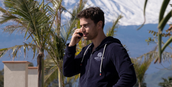 Тео Джеймс из «Белого лотоса» сыграет в экранизации рассказа Стивена Кинга