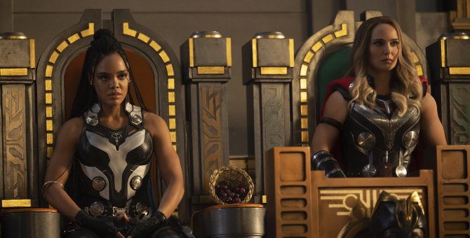 В Сети появился кадр из фильма «Тор: Любовь и гром» c Натали Портман и Тессой Томпсон