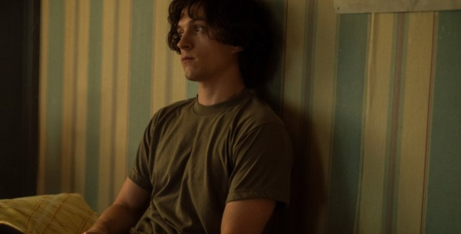 Apple показала первые кадры триллера «Переполненная комната» с Томом Холландом