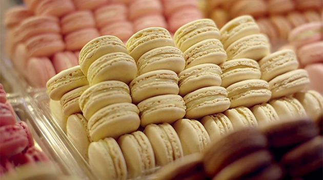 Пирожные-макарон Ladurée теперь и в России