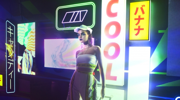 Неон и люди будущего в съемке Turbo_Yulia