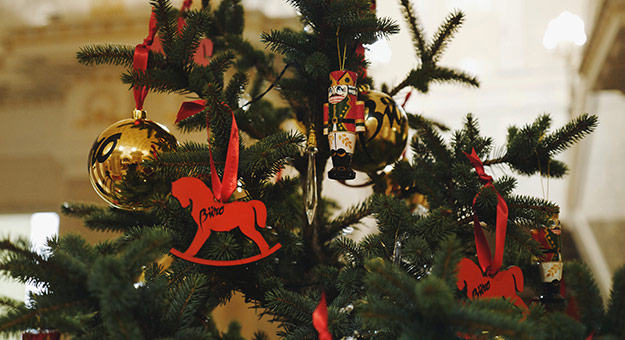 Новогодняя елка Buro 24/7 x Ulyana Sergeenko в Петербурге