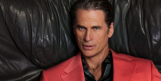 Versace показал кампанию с Марком Вандерлоо и Иваном де Пинедой