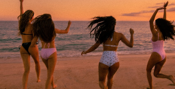 Victoria's Secret и Frankies Bikinis выпустили коллаборацию