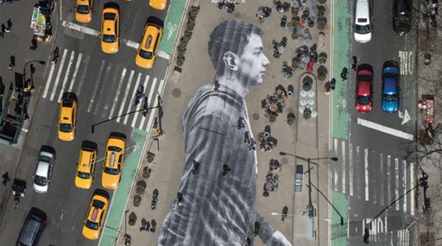 Работа художника JR на Flatiron Plaza и на обложке The New York Times Magazine